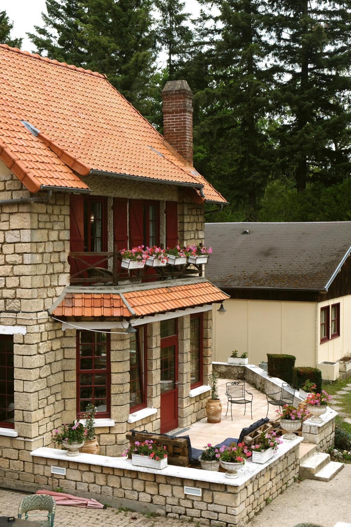 Hostellerie Du Lys Lamorlaye Esterno foto