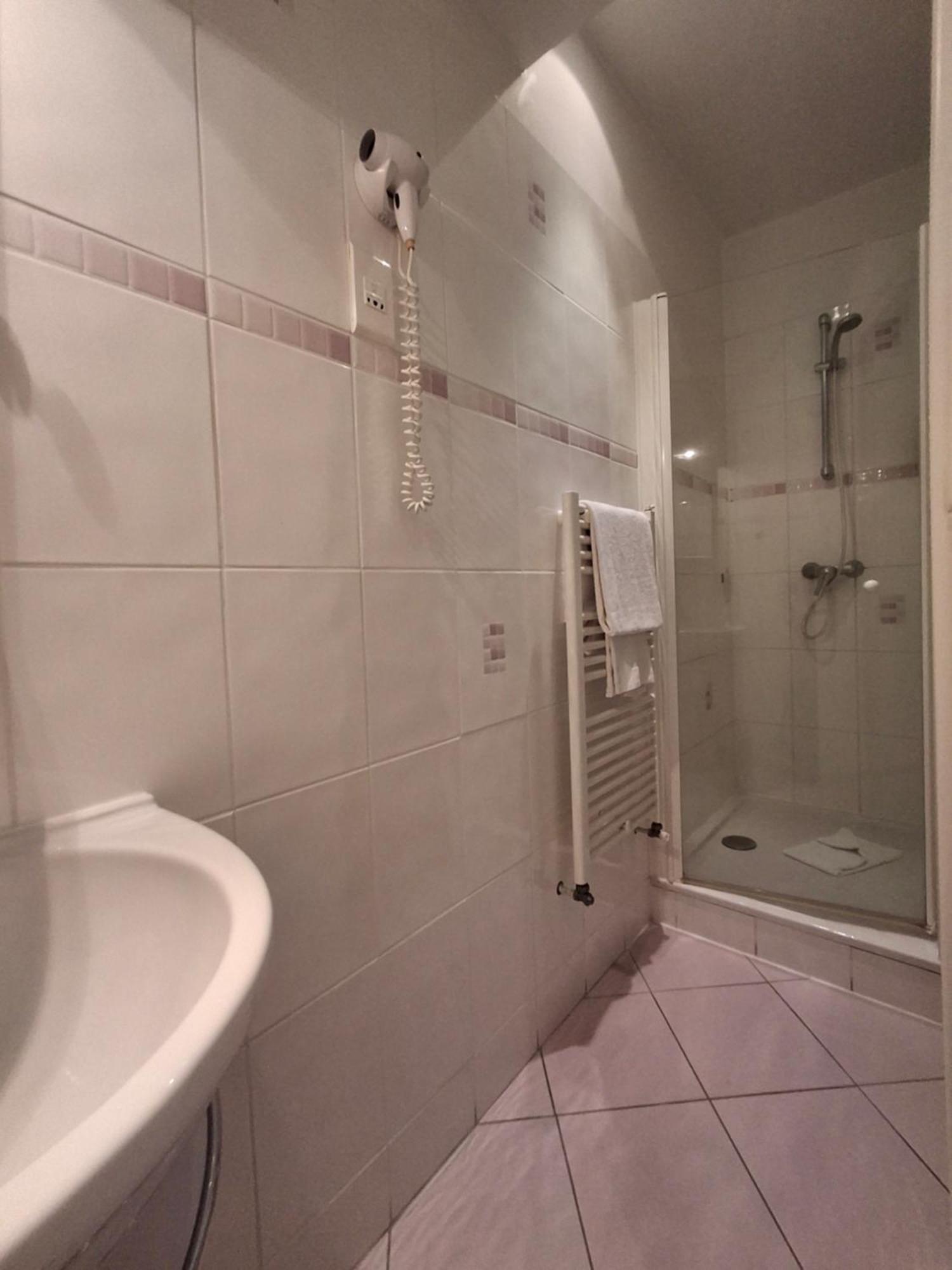 Hostellerie Du Lys Lamorlaye Esterno foto
