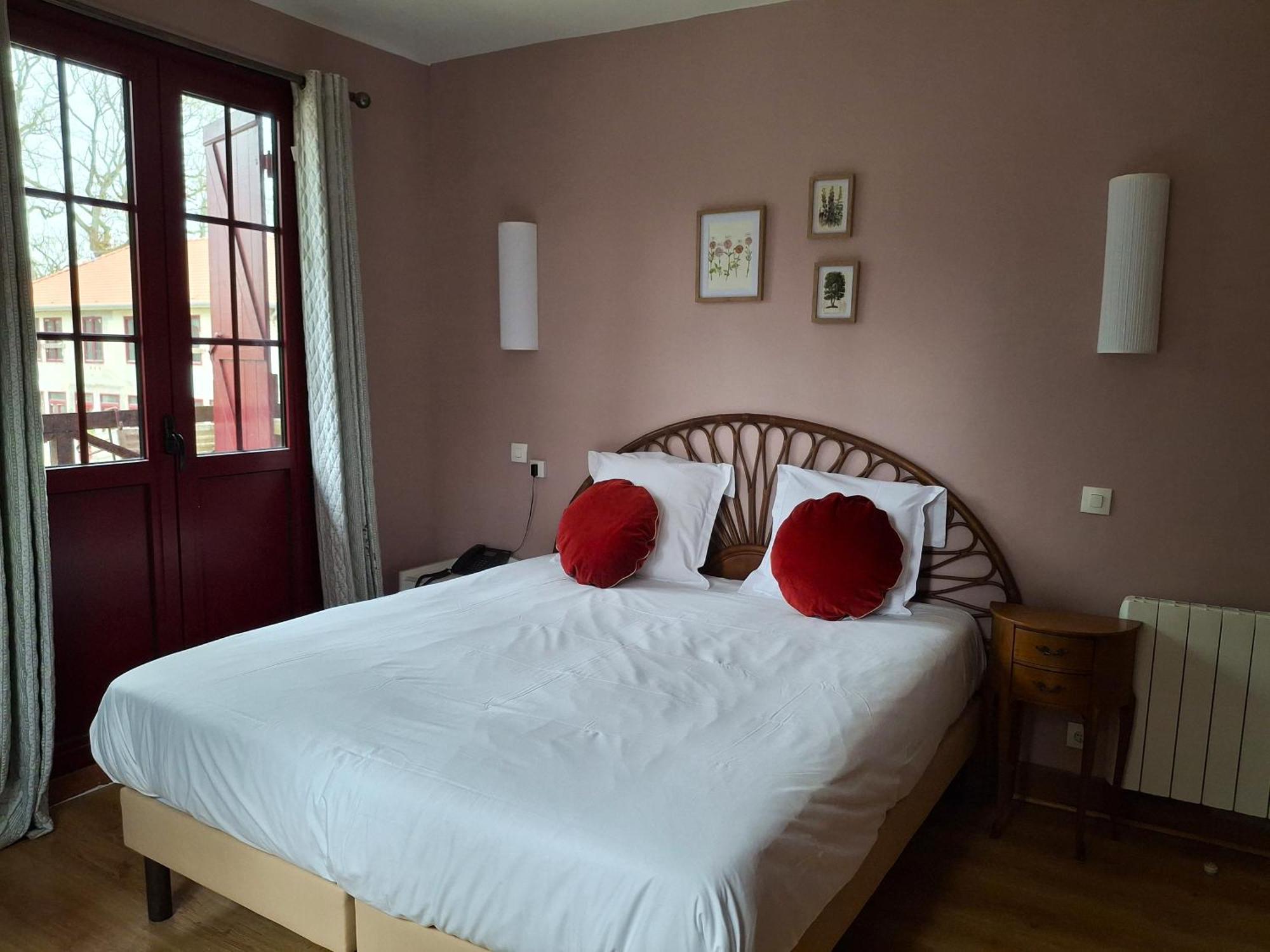 Hostellerie Du Lys Lamorlaye Esterno foto