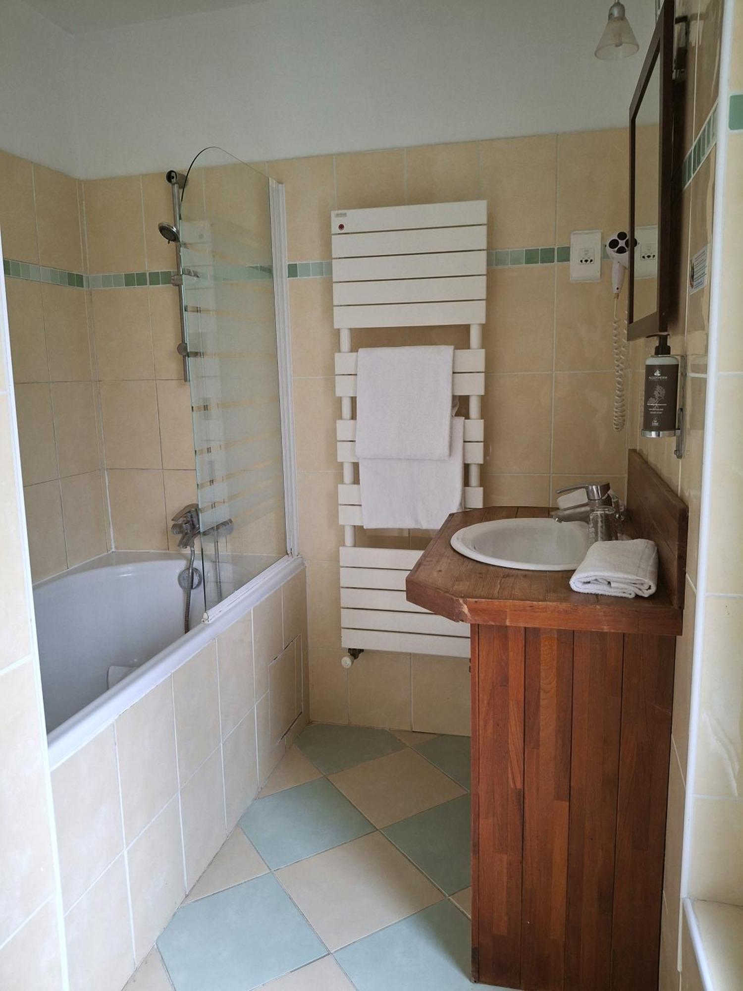 Hostellerie Du Lys Lamorlaye Esterno foto