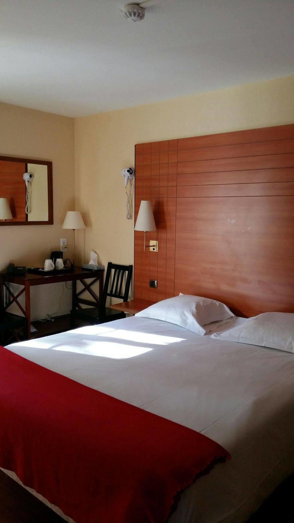 Hostellerie Du Lys Lamorlaye Esterno foto