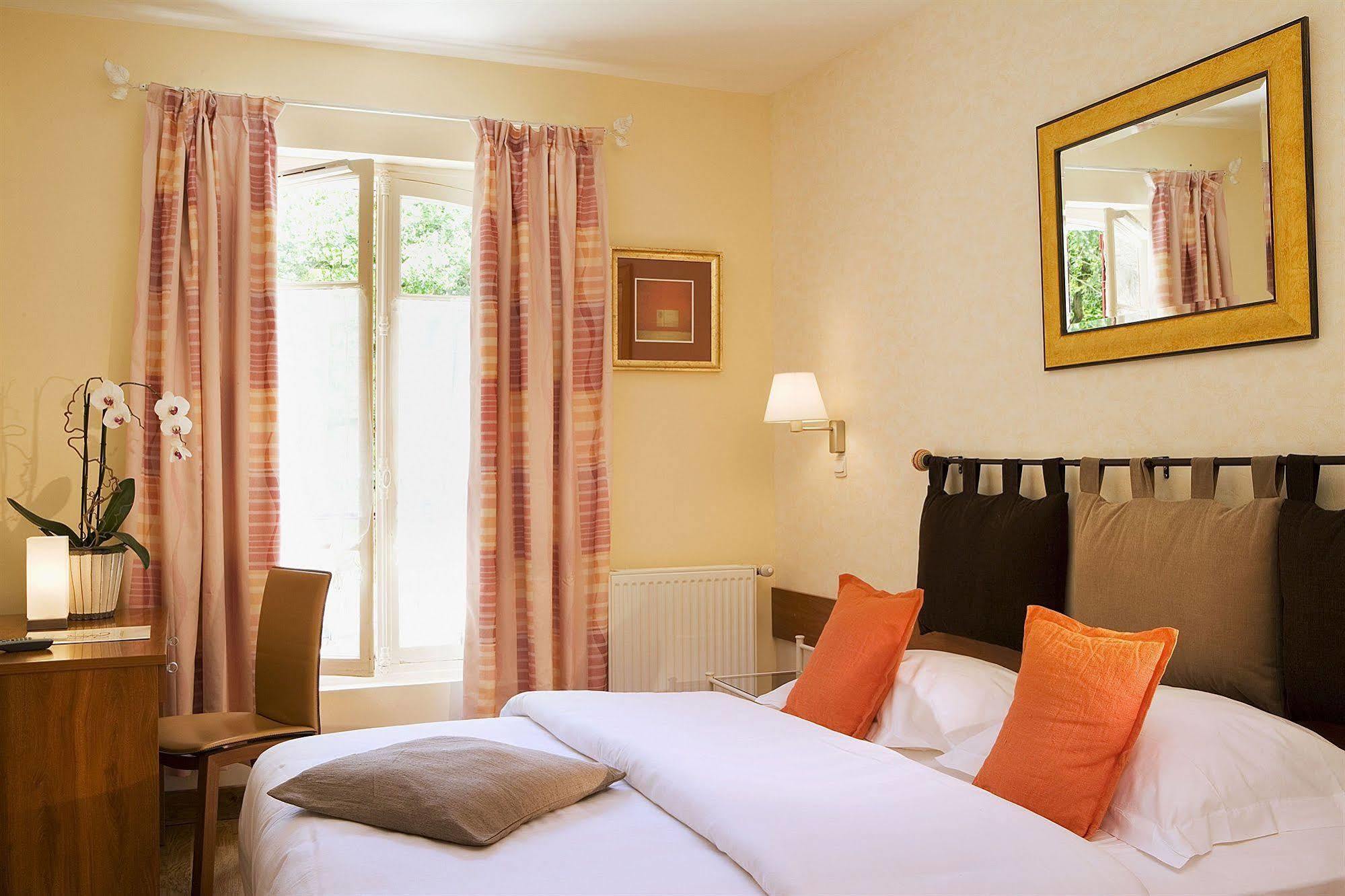 Hostellerie Du Lys Lamorlaye Esterno foto